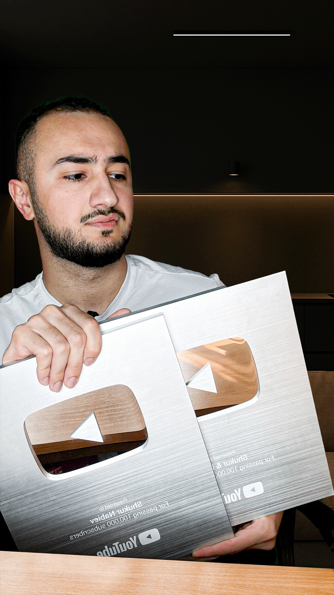 Шукур Набиев с серебряными кнопками YouTube